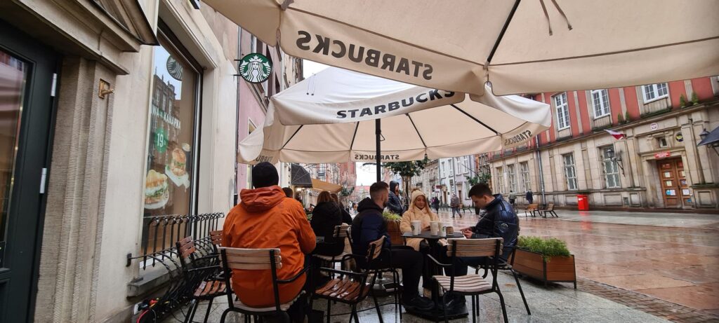 Users enjoying warm Wingo tables at Starbucks - Gdansk.